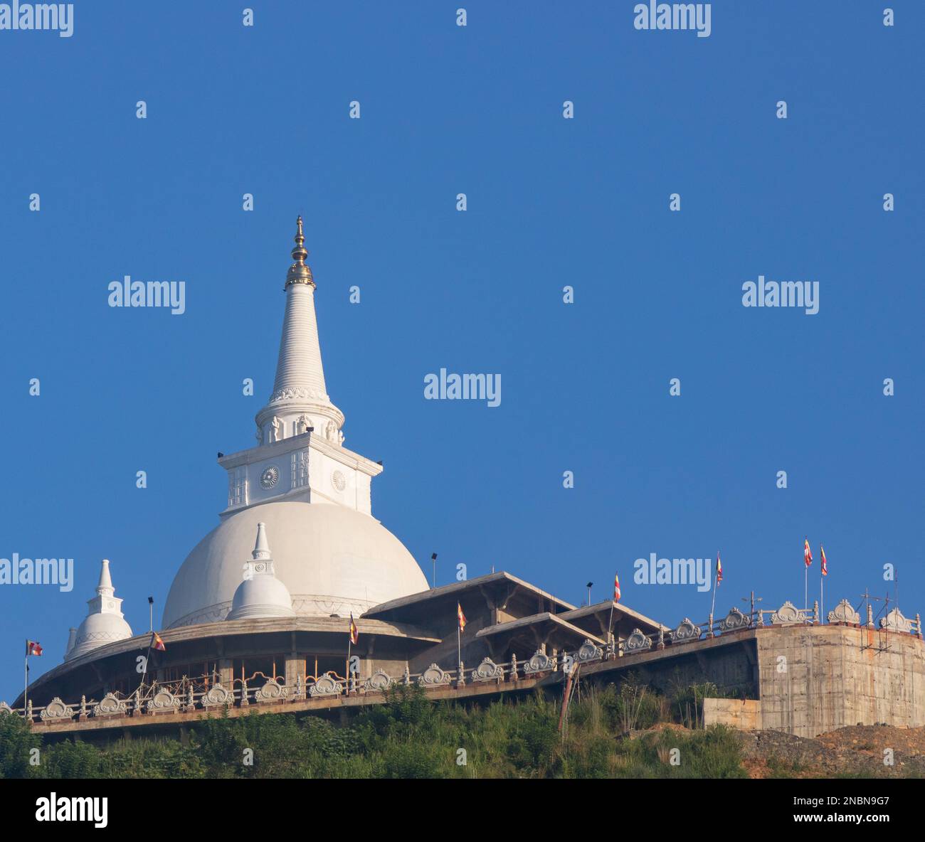 Wunderschöne buddhistische Pagode auf dem Hügel unter dem blauen Himmel. Kubalwela, Bandarawela, sri lanka Stockfoto
