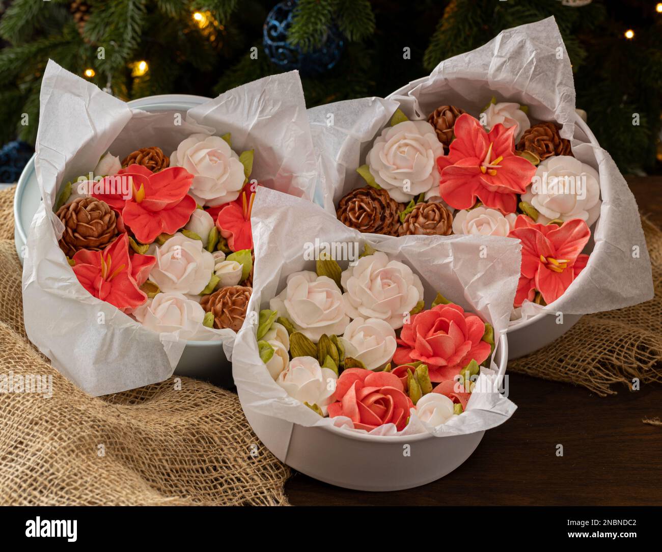 Marshmallow-Blumenstrauß in einer Geschenkbox auf dem Hintergrund eines Weihnachtsbaums, das Konzept einer festlichen Stimmung. Stockfoto