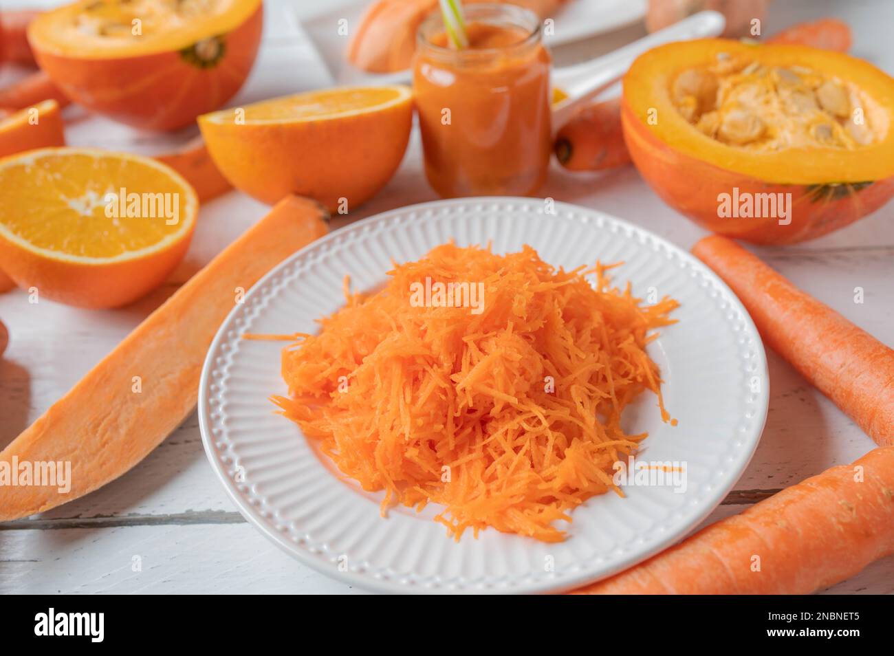 Orangefarbenes Gemüse und Obst auf weißem Hintergrund. Nahaufnahme und Vorderansicht Stockfoto
