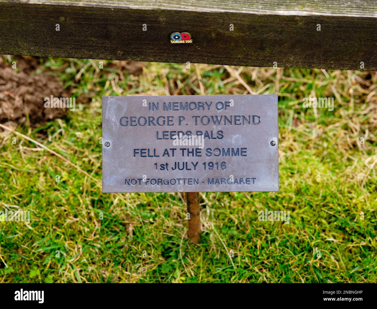 Eine verblasste Gedenkplakette für einen gefallenen Soldaten im Somme im Breary Banks Colsterdale Camp. North Yorkshire Stockfoto