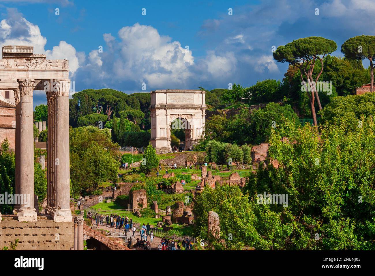 Besichtigungstour in Rom. Touristen besuchen die antiken Ruinen des Forum Romanum mit dem berühmten Titusbogen Stockfoto