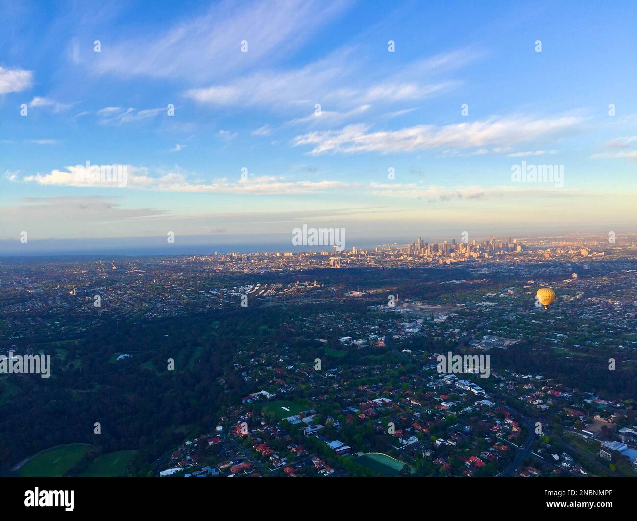 Ein Luftblick auf das Stadtbild von Melbourne, umgeben von Gebäuden Stockfoto