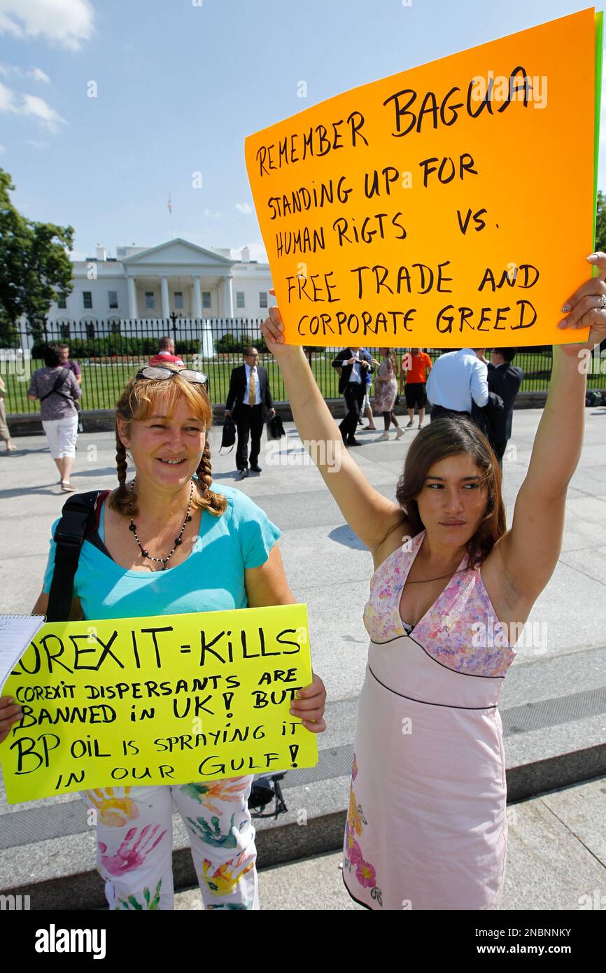 Actress Q'orianka Kilcher, known for her role as Pocahontas in the film "The New World", and her mother Saskia Kilcher, protest at the White House in Washington, Monday, June 6, 2011. Prosecutors on Monday dismissed a charge against the actress after she was arrested last year for chaining herself to the White House fence during a protest against the sale of land in Peru to oil companies. (AP Photo/Charles Dharapak) Stockfoto