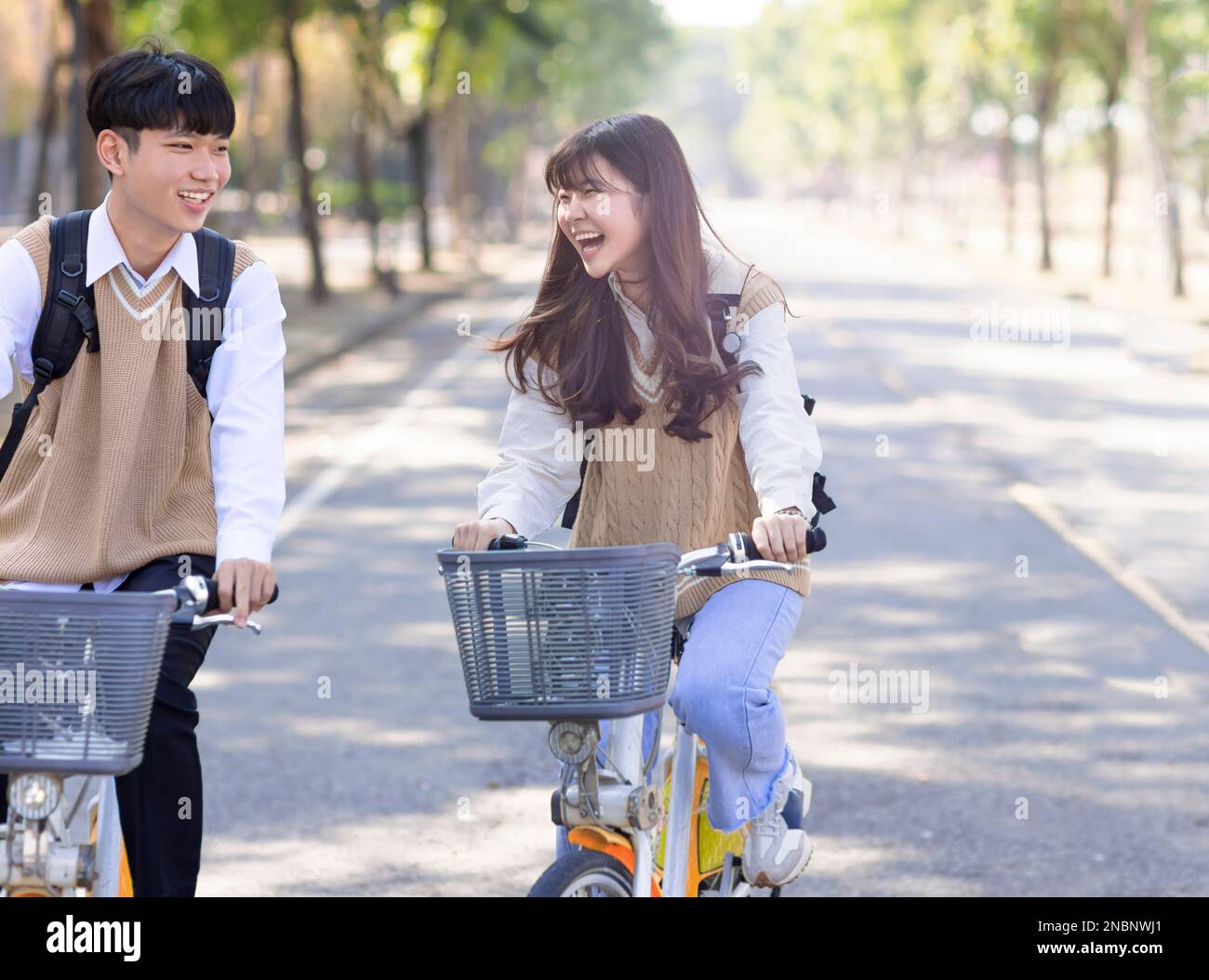 Glückliche Teenager, die Fahrrad fahren Stockfoto