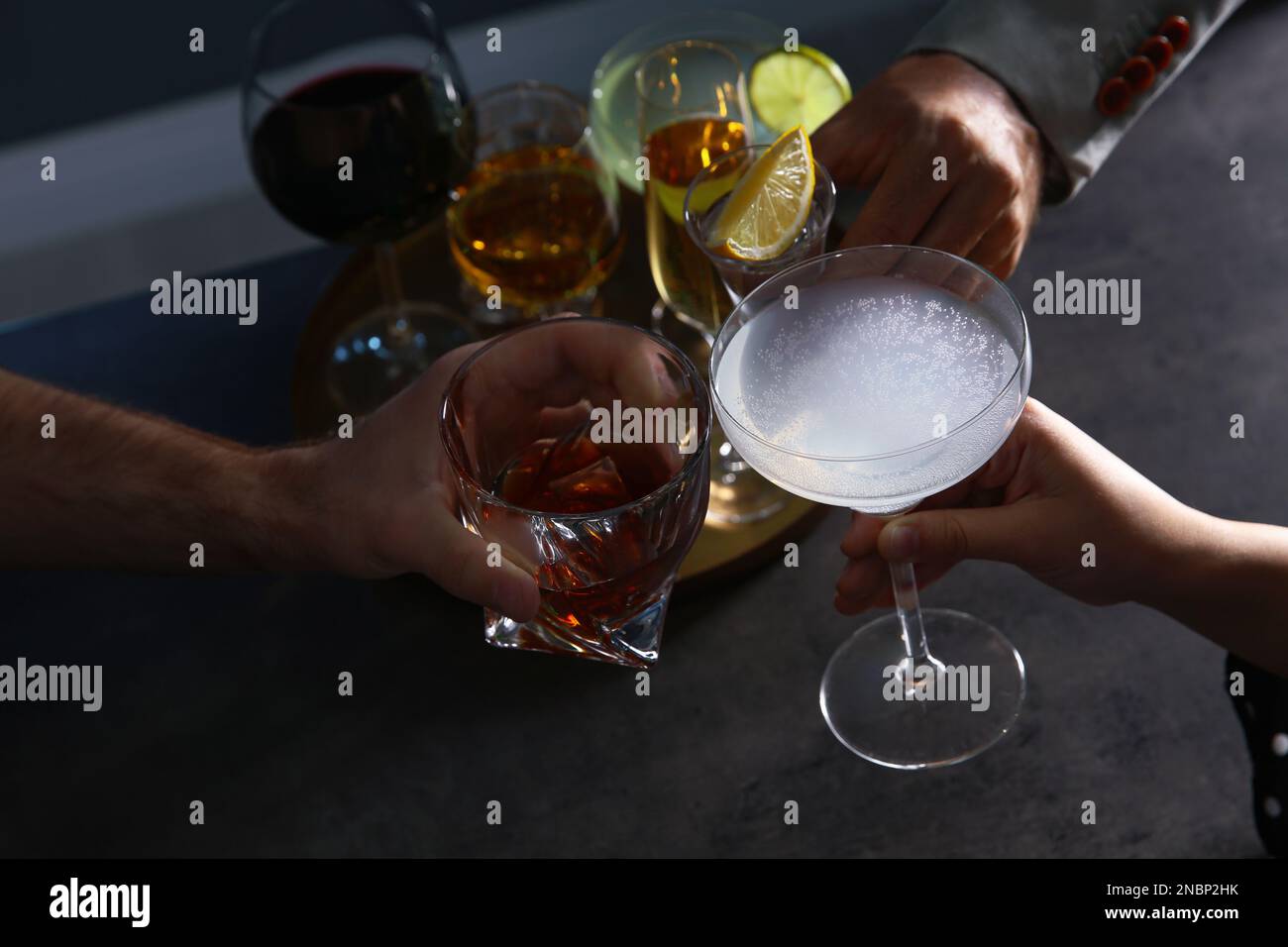 Menschen mit verschiedenen alkoholischen Getränken, die Gläser drinnen, Nahaufnahme Stockfoto