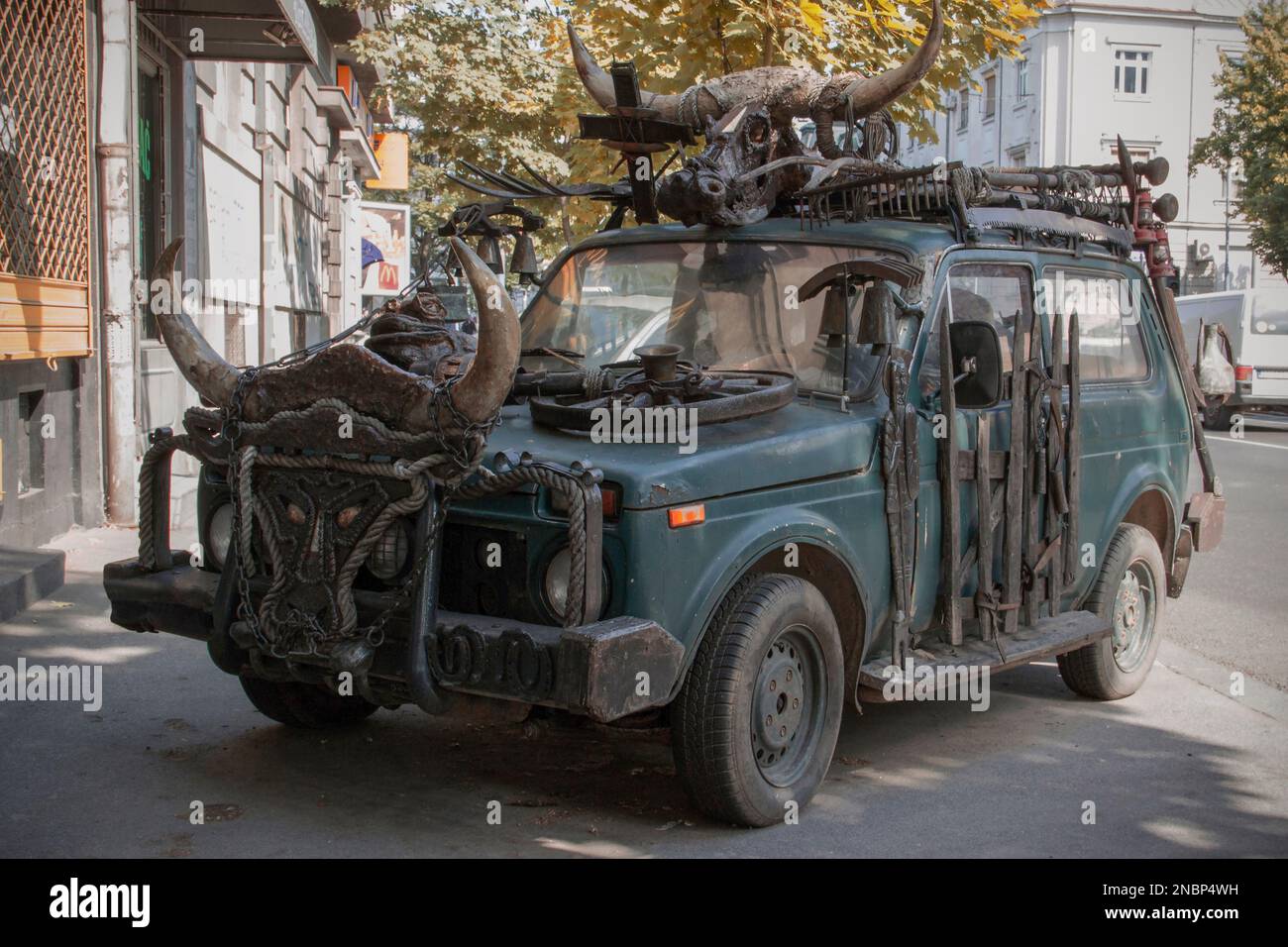 Stierhörner mit Ornamenten, Lada Niva Stockfoto