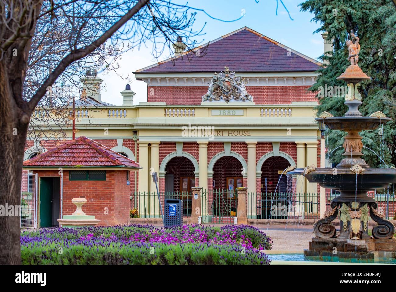 Das Forbes, New South Wales, Courthouse ist ein viktorianisches italienisches Gebäude mit Blick auf den Victoria Park, entworfen vom kolonialen Architekten James Barnet Stockfoto