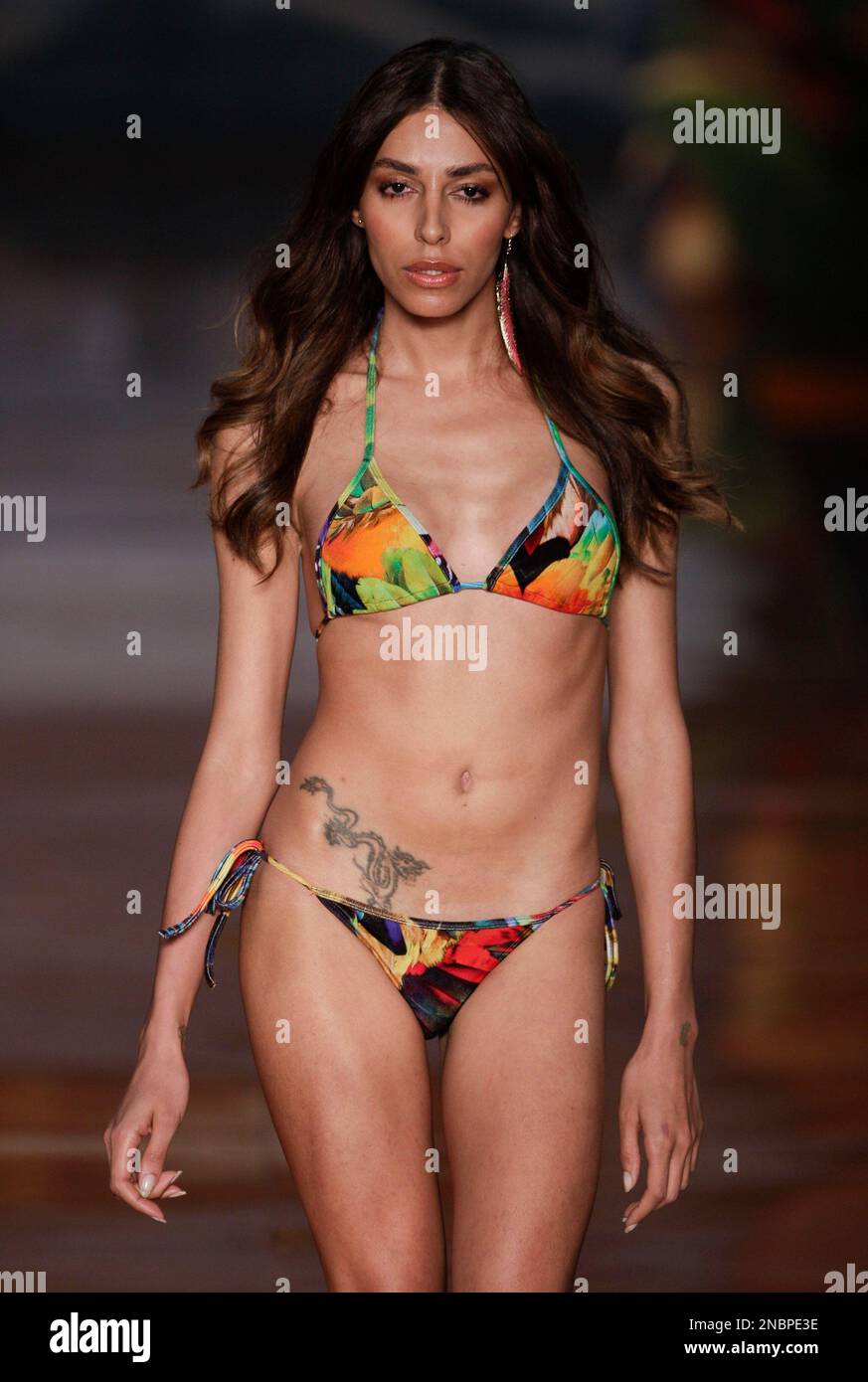 Brazilian transsexual model Lea T. wears a creation by Blue Man during the Fashion Rio Summer 2012 collection in Rio de Janeiro, Brazil, Wednesday, June 1, 2011. (AP Photo/Felipe Dana) Stockfoto