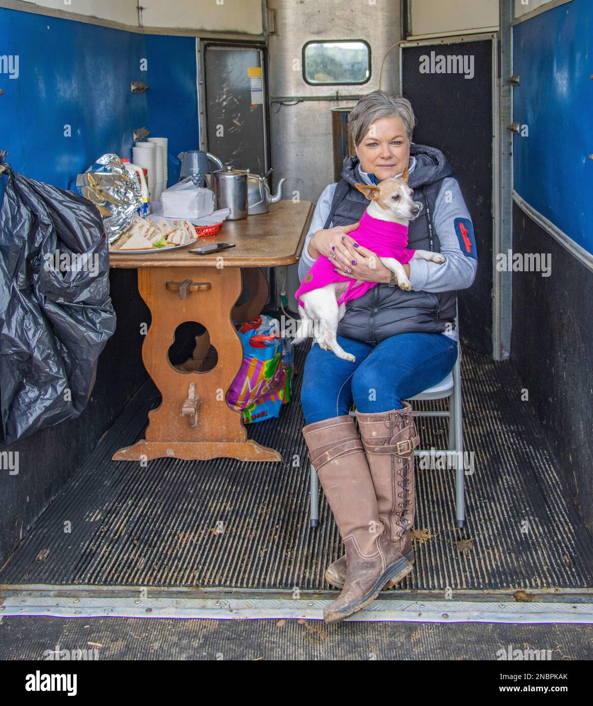 Roxys Kaffee-Truck. Trish O'Sullivan und ihr Hund „Roxy“ waren zur Stelle, um beim Bandon Ploughing Match, Februar 2023, beim Catering zu helfen. Stockfoto