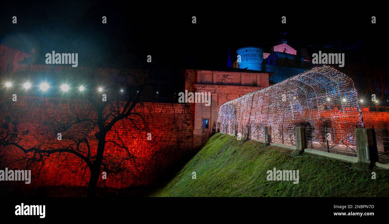 Brescia Italien Februar 12 2023: Beleuchtung des Schlosses von Brescia zur Feier der Kulturhauptstadt 2023 Stockfoto