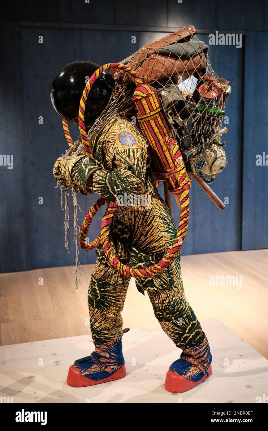 Yinka Shonibares „Refugee Astronaut“ in der Ausstellung „Being Human Permean“ der Wellcome-Sammlung Stockfoto