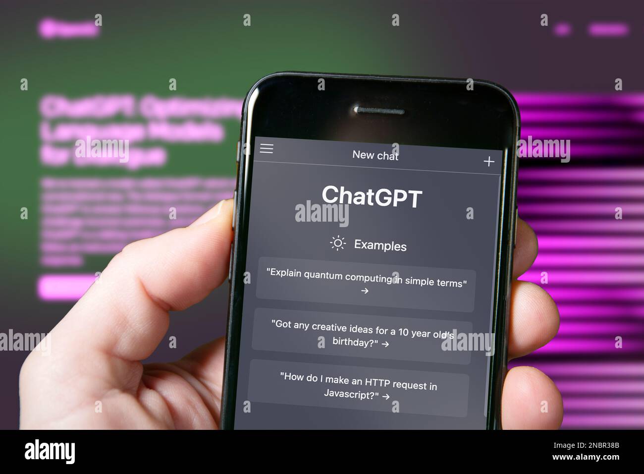 Bildschirm eines Smartphones mit ChatGPT-Chat, KI-Tool, knstlicher  Intelligenz. Mann, der ChatGPT, den AI-Chatbot von OpenAI, verwendet.  ChatGPT-Website Stockfotografie - Alamy
