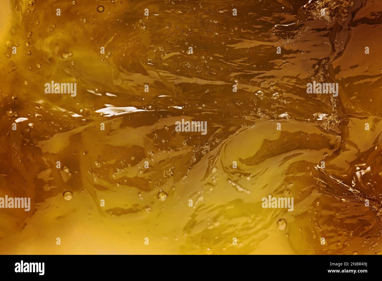 Gelb-transparente Textur des kosmetischen mittels isoliert auf weißem Hintergrund. Flüssige gelbe Zuckerpaste oder Wachs zur Nahaufnahme der Enthaarung. Stockfoto
