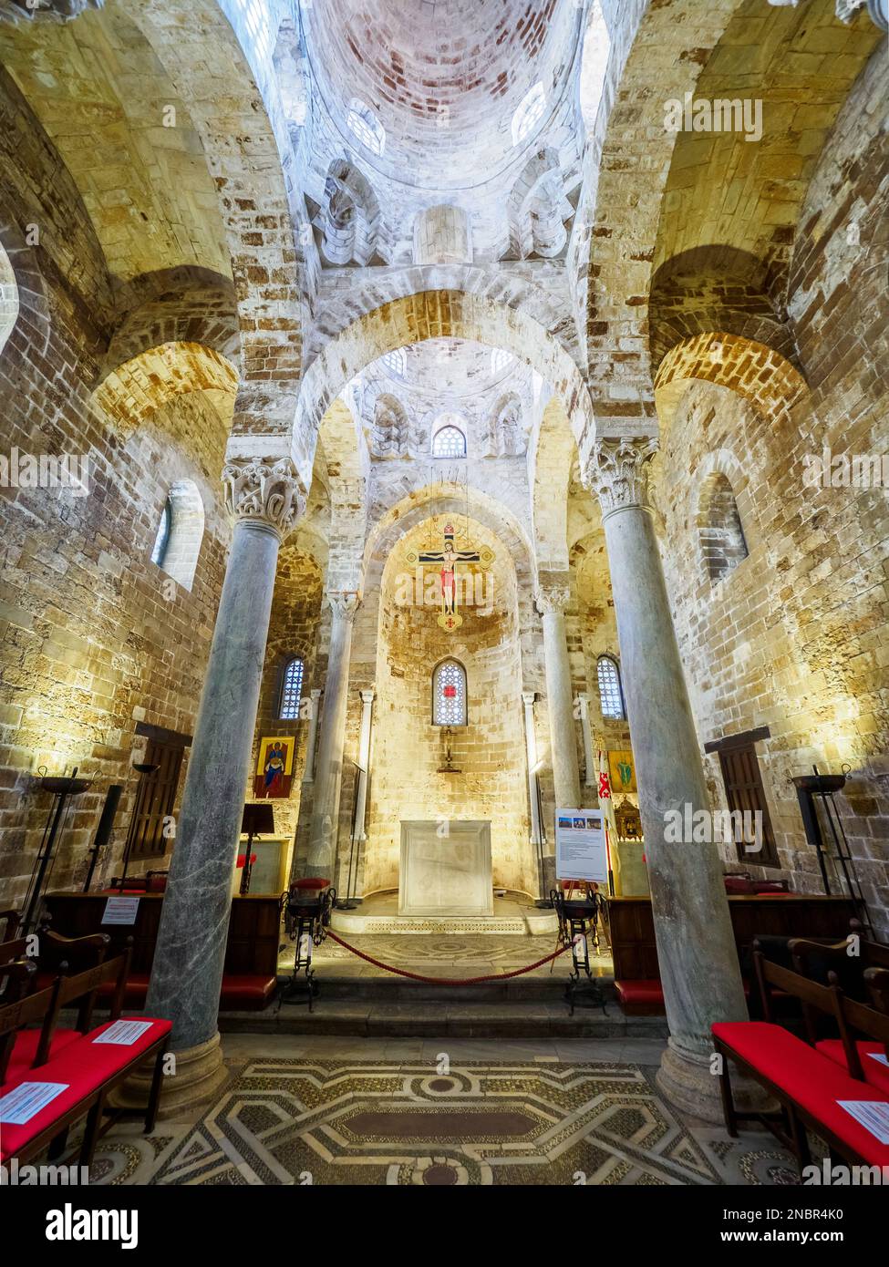 Das Schiff der Kirche San Cataldo im arabisch-normannischen Architekturstil - Palermo, Sizilien, Italien Stockfoto