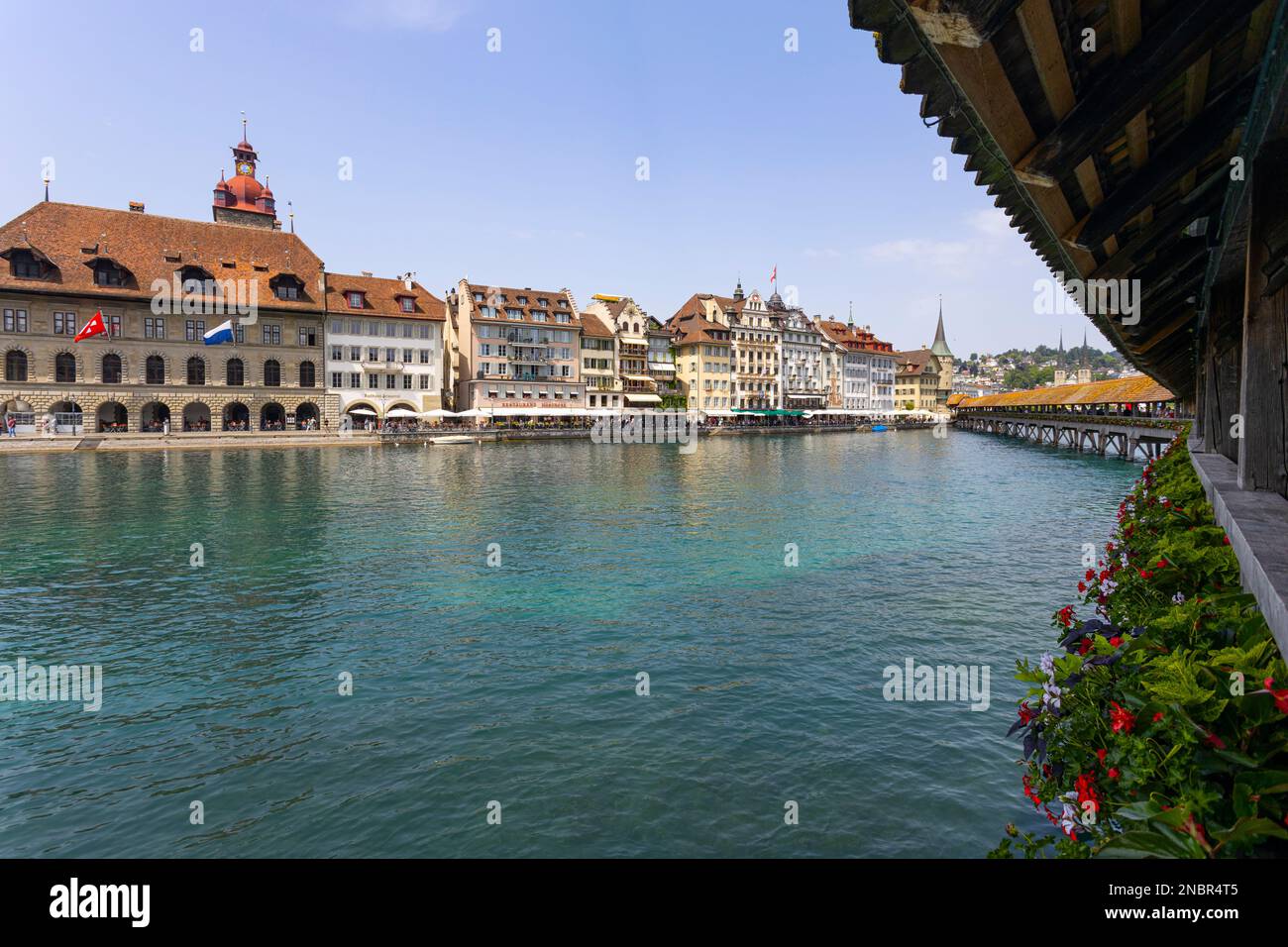 LUZERN, SCHWEIZ, 21. JUNI 2022 - Blick auf die verwundete überdachte Kapellbrücke am Fluss Reuss im Stadtzentrum von Luzern, Schweiz Stockfoto