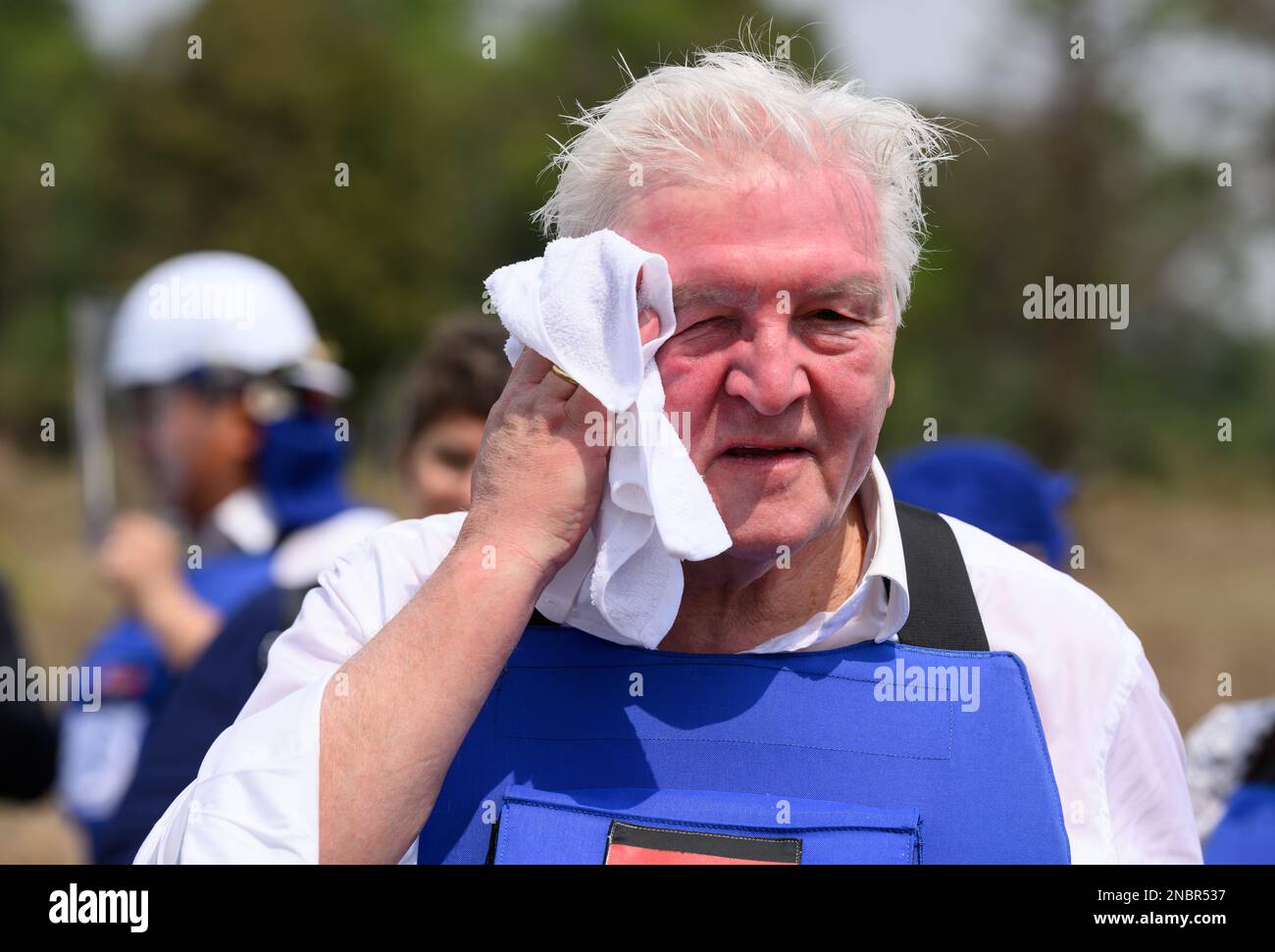 Siemreab, Kambodscha. 14. Februar 2023. Der deutsche Präsident Frank-Walter Steinmeier wischt sich bei einem Besuch des humanitären Minenräumungsprojekts der HALO Trust den Schweiß aus dem Gesicht. Kambodscha ist eines der Länder, die weltweit am meisten mit Landminen kontaminiert sind. Der deutsche Präsident Steinmeier und seine Frau besuchen Kambodscha und Malaysia auf einer fünftägigen Reise nach Südostasien. Kredit: Bernd von Jutrczenka/dpa/Alamy Live News Stockfoto