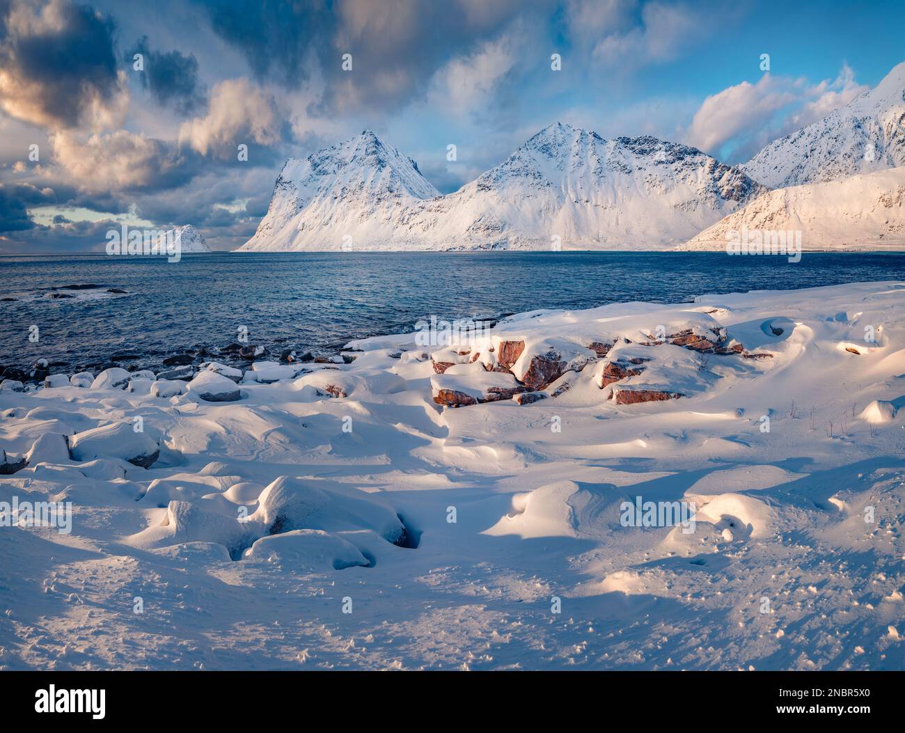 Kalter Wintertag auf den Lofoten-Inseln, Norwegen, Europa. Majestätische Outdoor-Szene von beliebtem Touristenziel - Skagsanden Beach, Flakstadoya Island. Beau Stockfoto