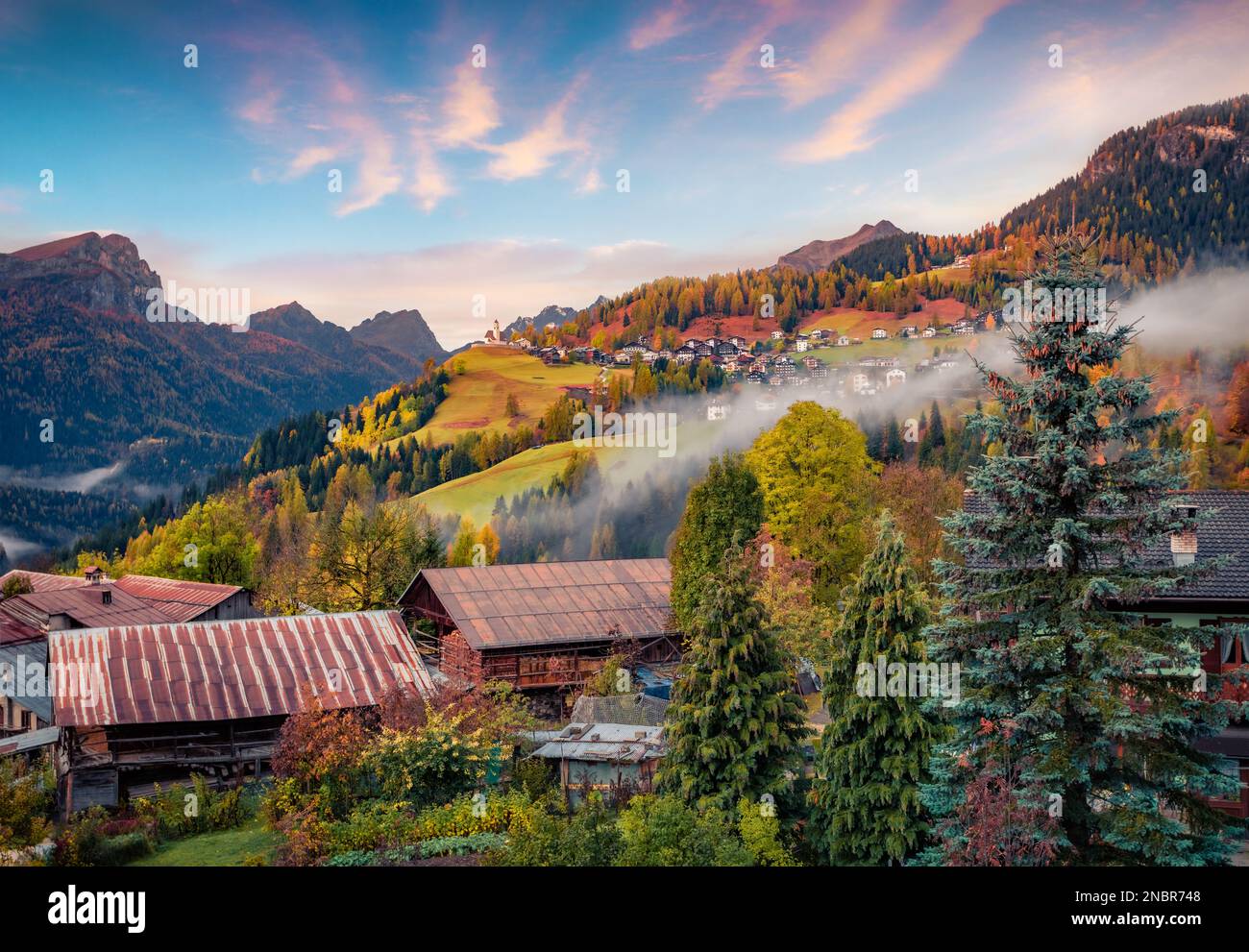 Great autumn sunrise in Selva di Cadore village. Colorful morning scene of Dolomite Alps, Italy, Europe. Beauty of countryside concept background. Stockfoto