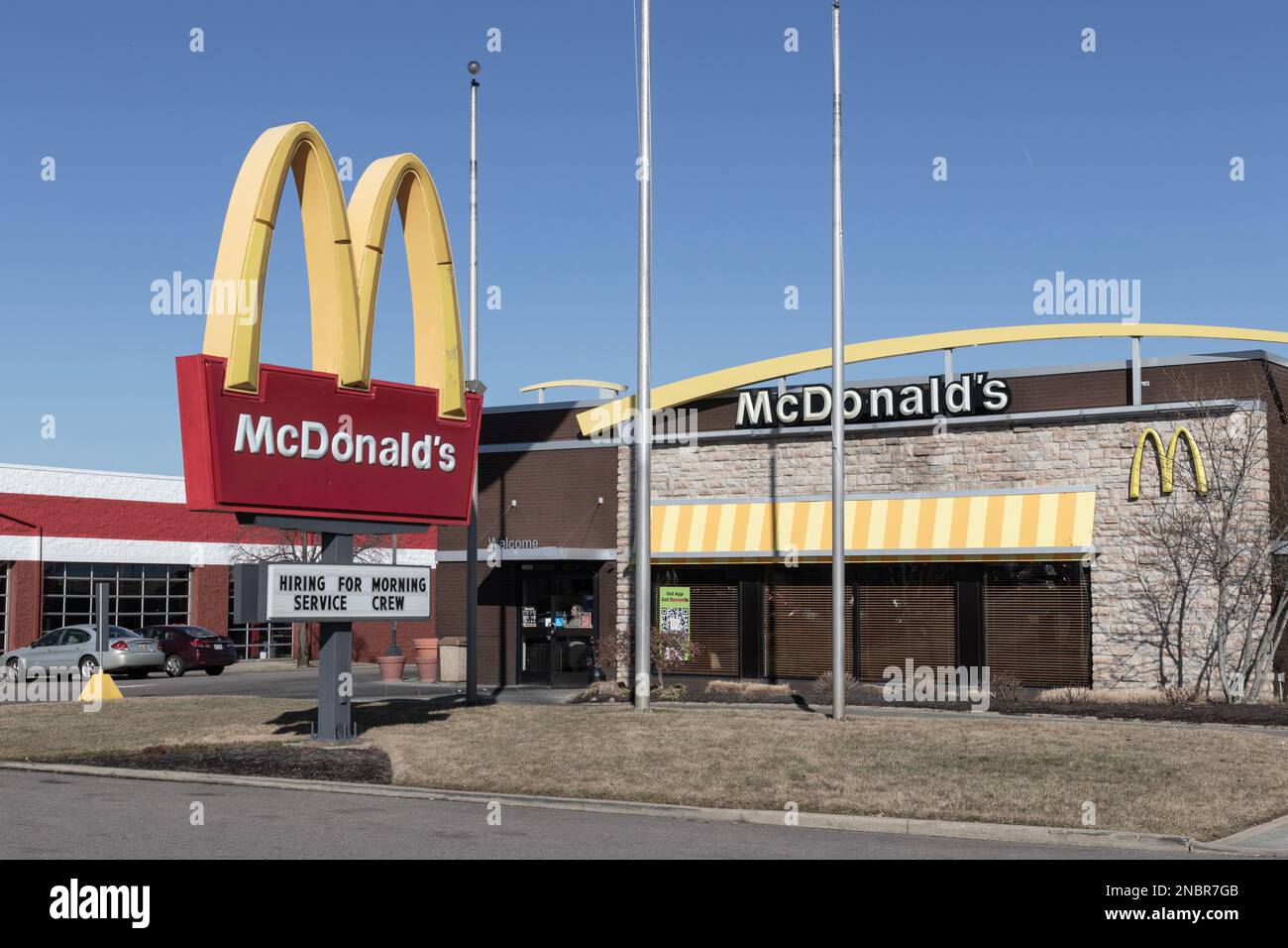 Cincinnati - ca. 2023. Februar: McDonald's Restaurant. McDonald's bietet Mitarbeitern höhere Stundenlöhne, bezahlte Freizeit und Studiengebühren. Stockfoto