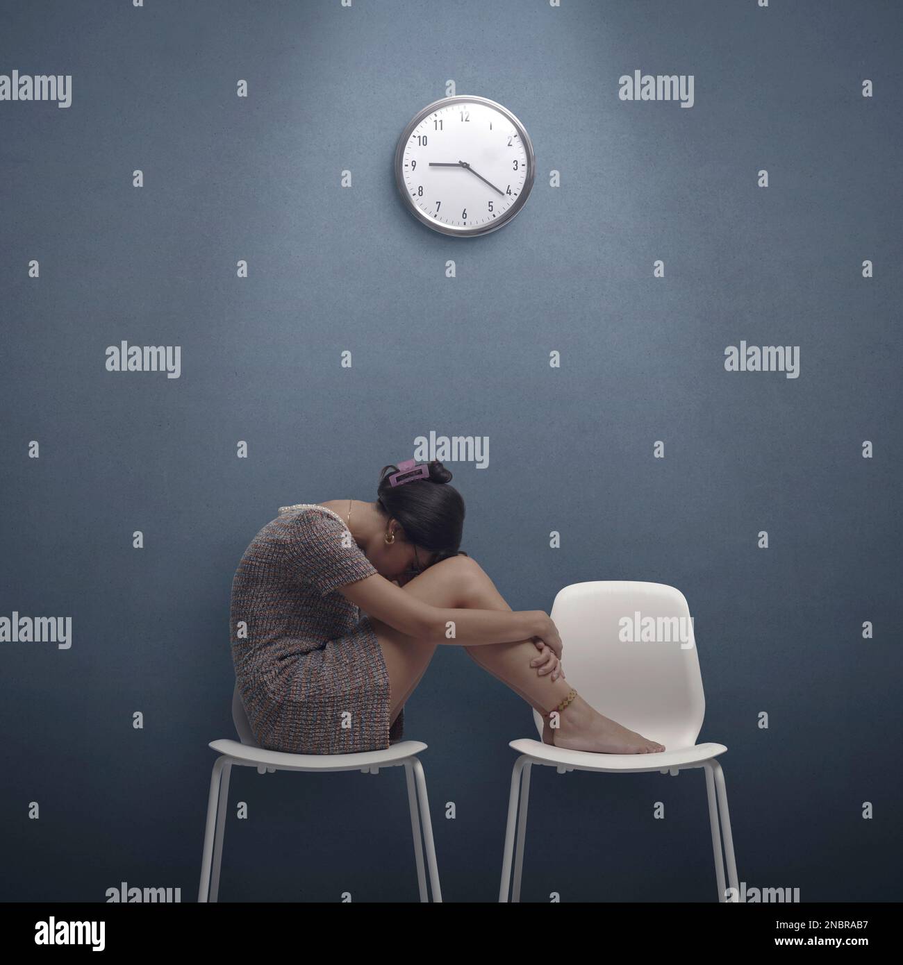 Erschöpfte junge Frau, die auf Stühlen im Wartezimmer liegt, wartet auf ein Vorstellungsgespräch Stockfoto