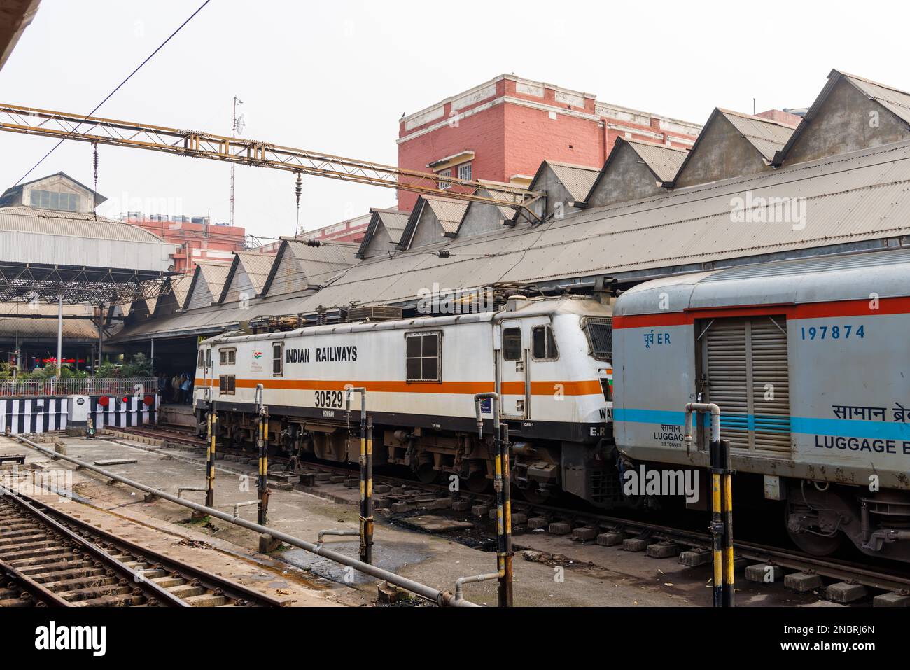 White Indian Railways trainiert Lokomotivtriebwerke am Bahnhof Howrah Junction, Howrah, Kalkutta, Westbengalen, Indien Stockfoto