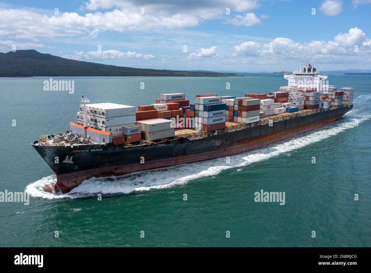 Containerschiff Navios Miami verlässt Aucklands Waitamata Hafen. Stockfoto