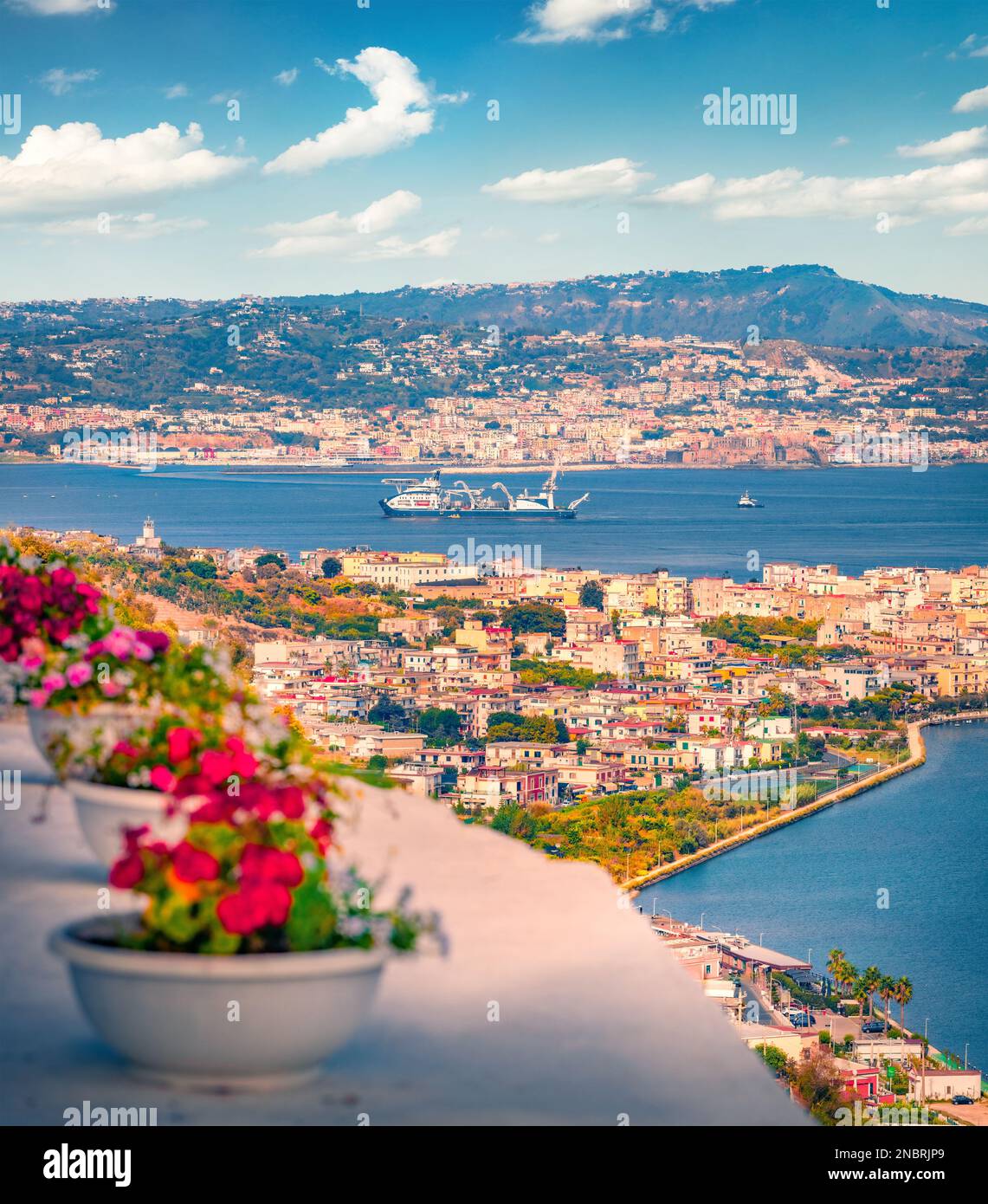 Faszinierende Sommerstadt Bacoli, Italien, Europa. Beeindruckende morgendliche Meereslandschaft des Mittelmeers. Hintergrund des Reisekonzepts. Stockfoto