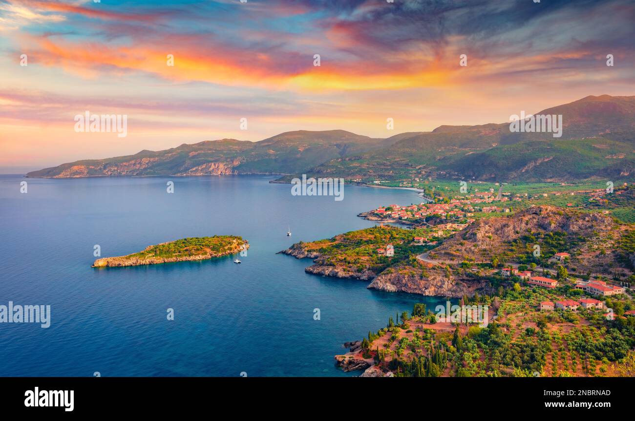 Wunderschöne Sommerlandschaft. Atemberaubender Sommerblick auf den Hafen von Kardamili. Unglaubliche Morgenszene der Halbinsel Peloponnes, Griechenland, Europa. Wunderbares Meer Stockfoto