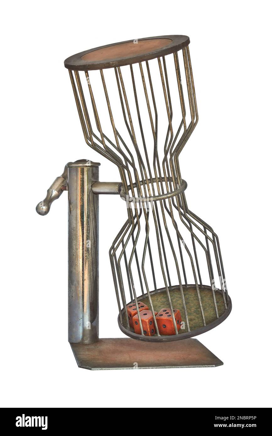 Uralter Würfelwerfer mit drei roten Würfeln isoliert auf weißem Hintergrund Stockfoto