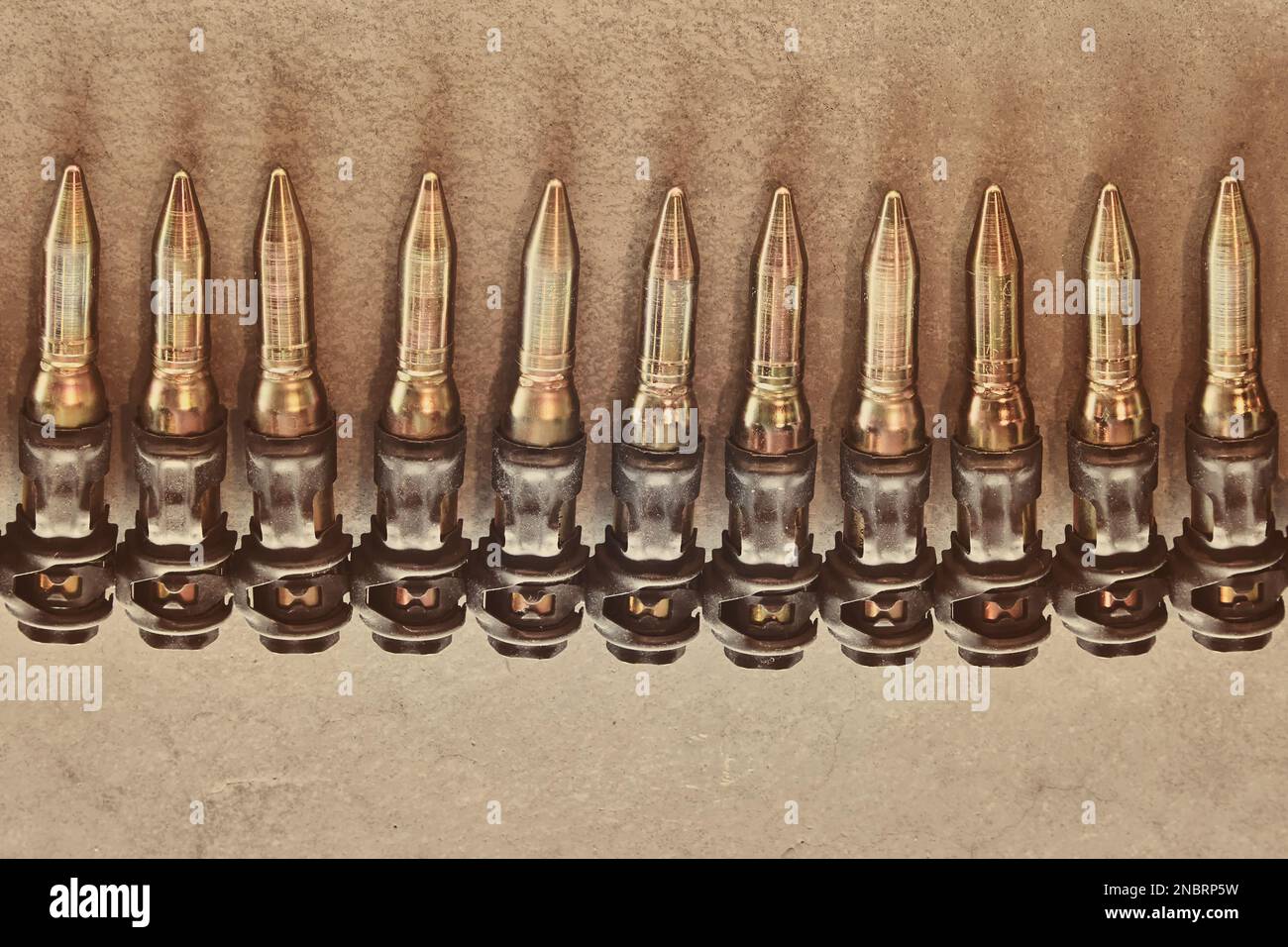 Retro-Bild eines militärischen Munitionsgürtels für Maschinengewehre Stockfoto