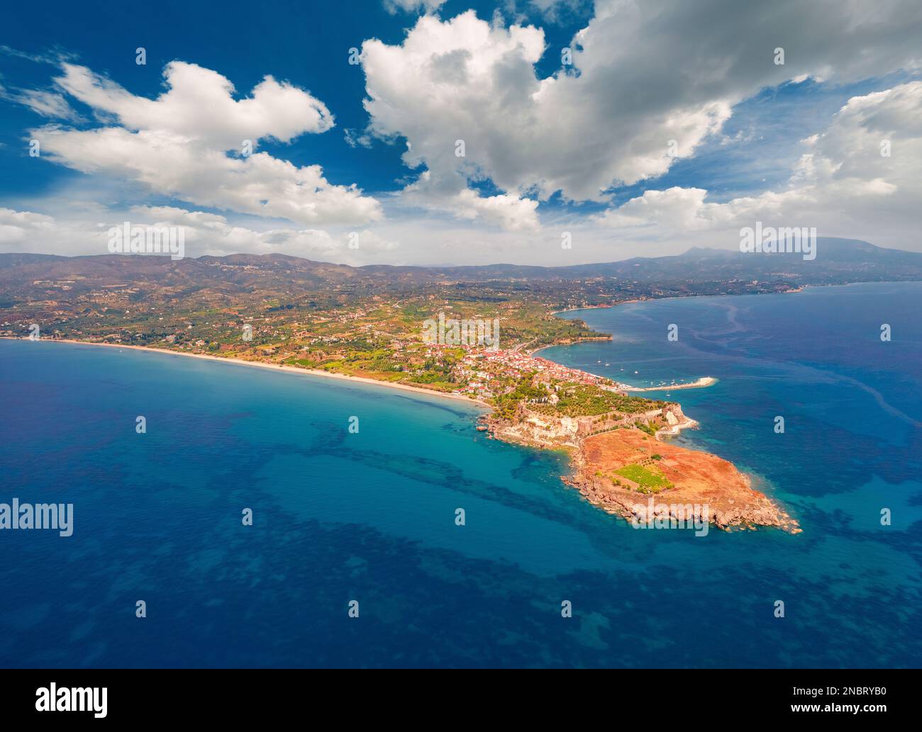 Luftaufnahme der Ostküste des Ionina-Meeres. Spektakuläre Aussicht von der fliegenden Drohne auf Koroni, Messenia, Peloponnes, Griechenland, Europa. Reisekonzept b Stockfoto