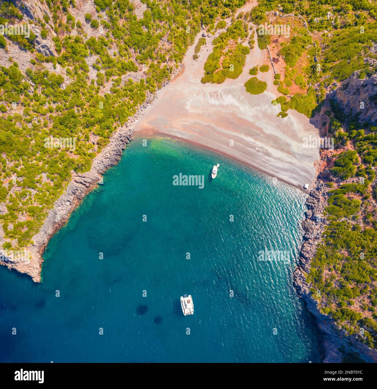 Direkter Blick von der fliegenden Drohne auf DAMOS Beach. Helle Sommerszene der Halbinsel Peloponnes, Griechenland, Europa. Herrliche Morgenlandschaft von Mediter Stockfoto