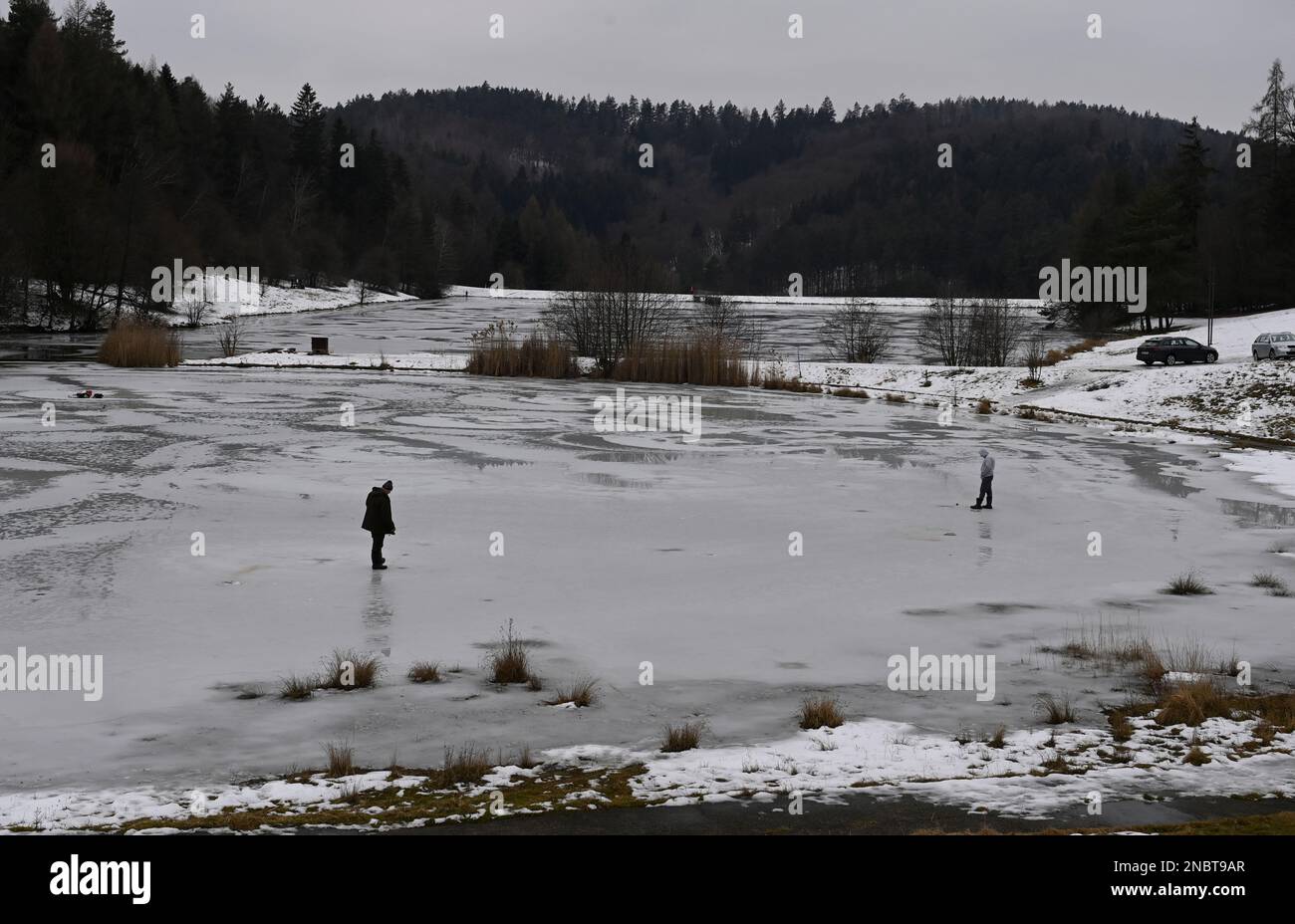 Die Fischer fischen am Dienstag, den 14. Februar, in einem Teich Vsemina, Region Zlin, Tschechische Republik, Eis; 2023. (CTK Photo/Dalibor Gluck) Stockfoto
