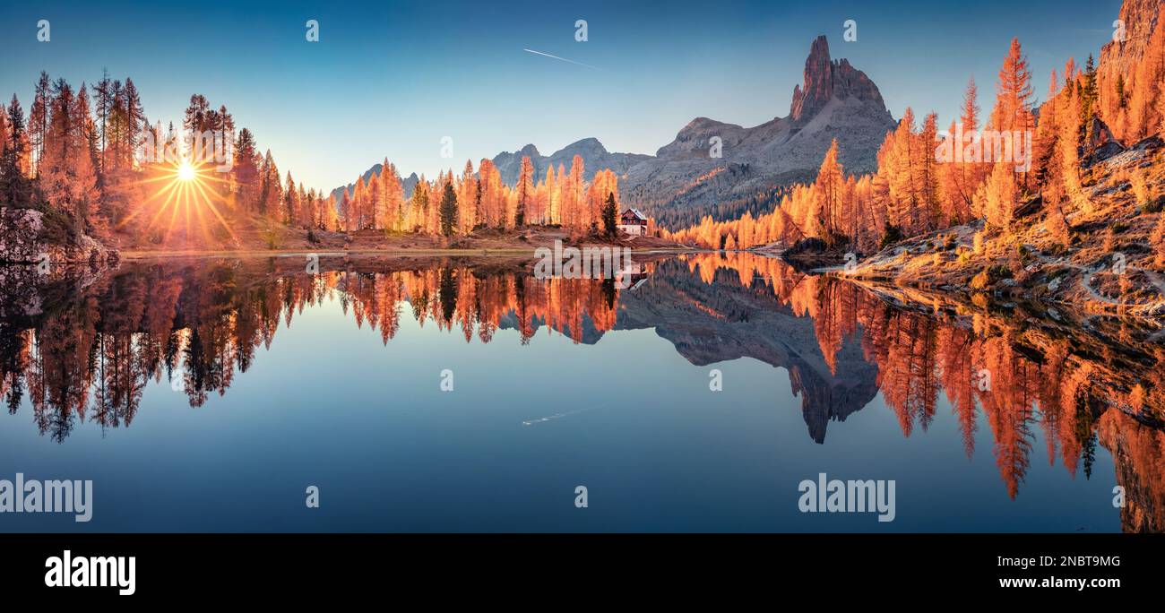 Panoramablick auf das beliebte Touristenziel im Herbst - Federa-See inmitten roter Lärchen. Spektakulärer Sonnenaufgang in den Dolomiten. Farbenfrohe Morgenszene Stockfoto