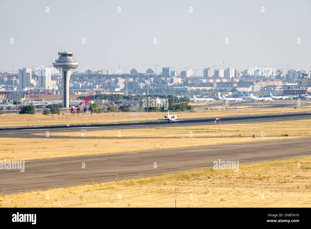 Weißer mitsubishi CRJ-200ER mit Aufkleber für kantabrien, von der regionalfluggesellschaft iberia mit spanischer Flagge und Registrierung EC-HEK mit abgesenktem Fahrwerk. Stockfoto