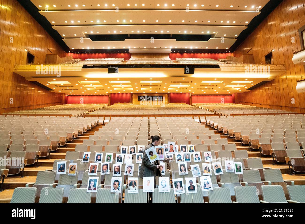 Ein Mitarbeiter verwendet „Head on Stick“, um die Blockierung der Kamera in der Royal Albert Hall, London, vor den EE British Academy Film Awards am Sonntag, den 19. Februar, zu überprüfen. Foto: Montag, 13. Februar 2023. Stockfoto