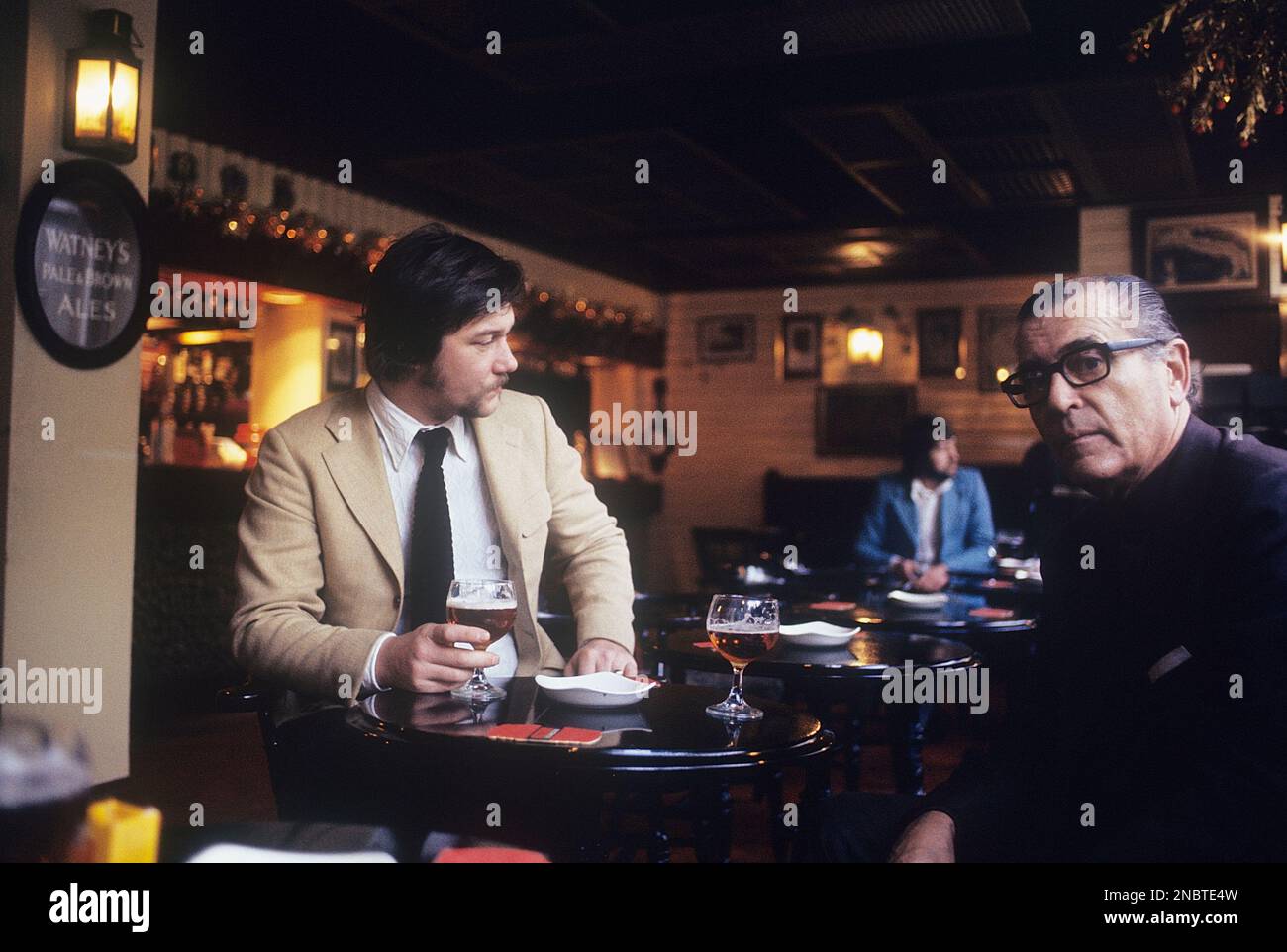 London 1972. Ein Londoner Pub und zwei Männer, die ein Bier trinken. Kristoffersson Ref. DV7 Stockfoto