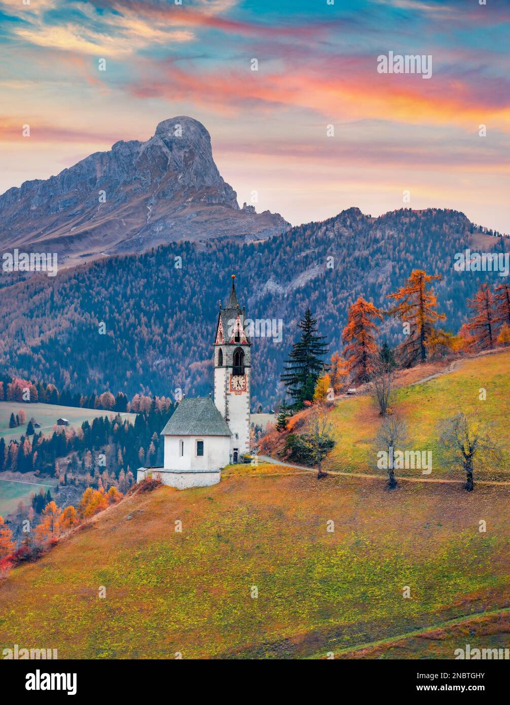 Wunderschöne Herbstlandschaft. Beeindruckender Herbstblick auf die Kirche Santa Barbara, die Lage im Dorf San Genesio, Provinz Bozen - Südtirol, Italien, EUR Stockfoto