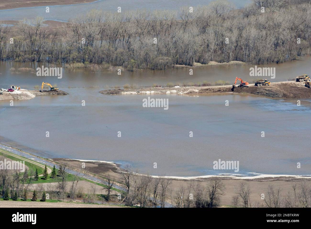 The breach in the dike at the hoop and holler bend is seen along the Assiniboine River outside of Portage La Prairie, Manitoba, Canada on Saturday, May 14, 2011. The government of Manitoba breached the dike flooding the surrounding area early Saturday morning in hopes of not having worse flooding in more populated areas. (AP Photo/The Canadian Press, Jonathan Hayward) Stockfoto