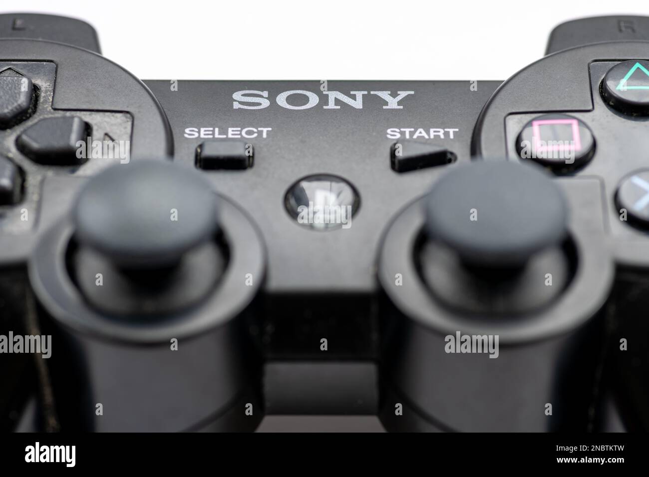 Nach London. UK-02.12.2023. Nahaufnahme eines Sony PlayStation -Spielcontrollers. Stockfoto