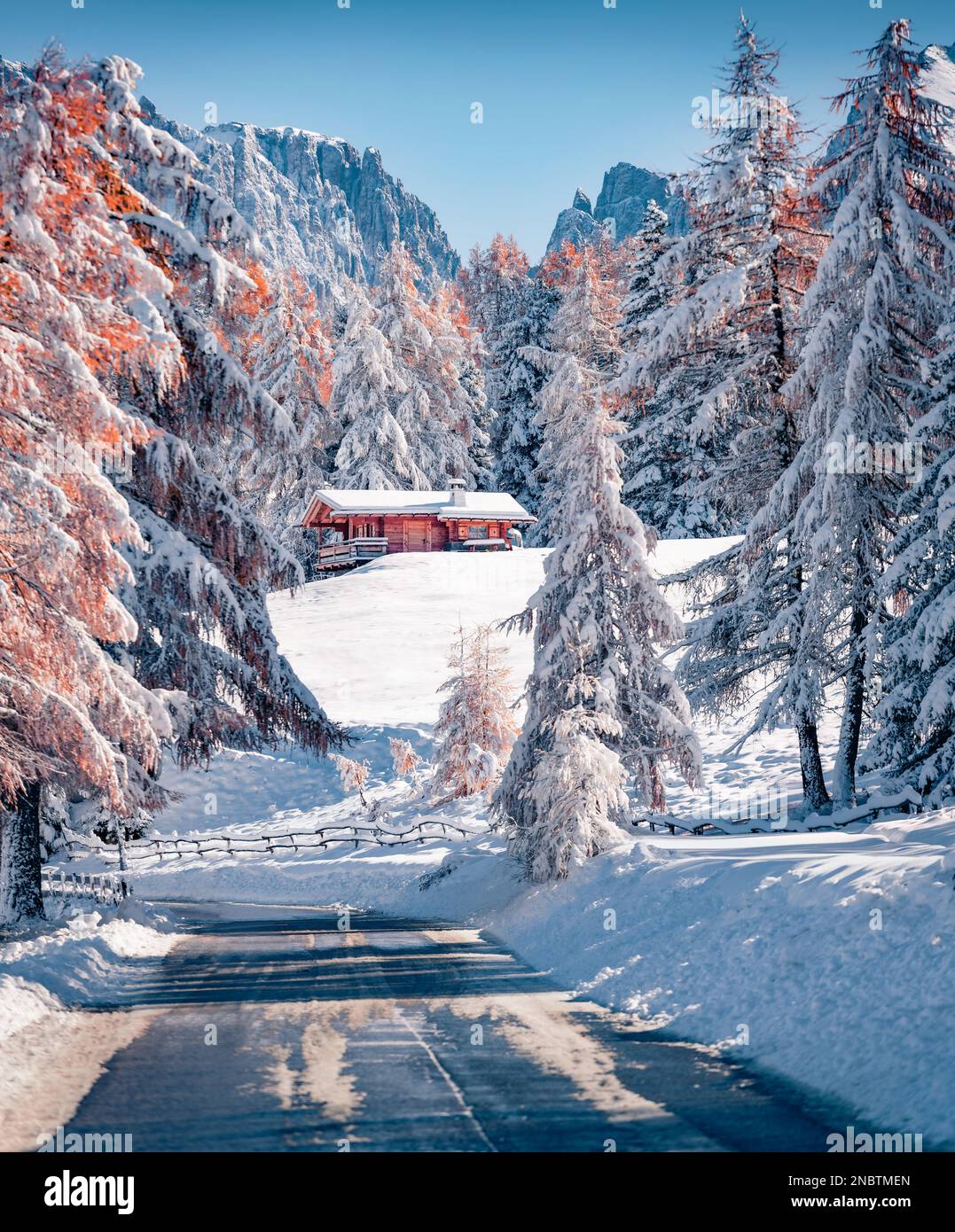 Leere Straße inmitten verschneiter Wälder. Erste schneebedeckte Lärche und Tannen im November. Wundervolle Herbstszene der Dolomiten, Italiens, Europas. Reisen c Stockfoto