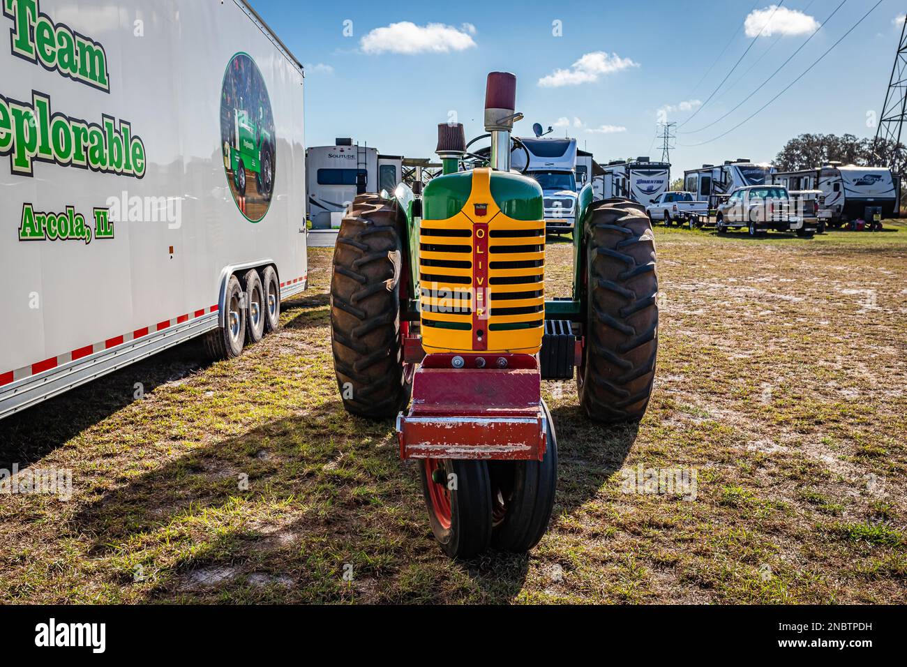 Fort Meade, Florida - 24. Februar 2022: Perspektivische Vorderansicht eines Oliver 88-Reihen-Ernteguttraktors 1953 auf einer lokalen Traktormesse. Stockfoto