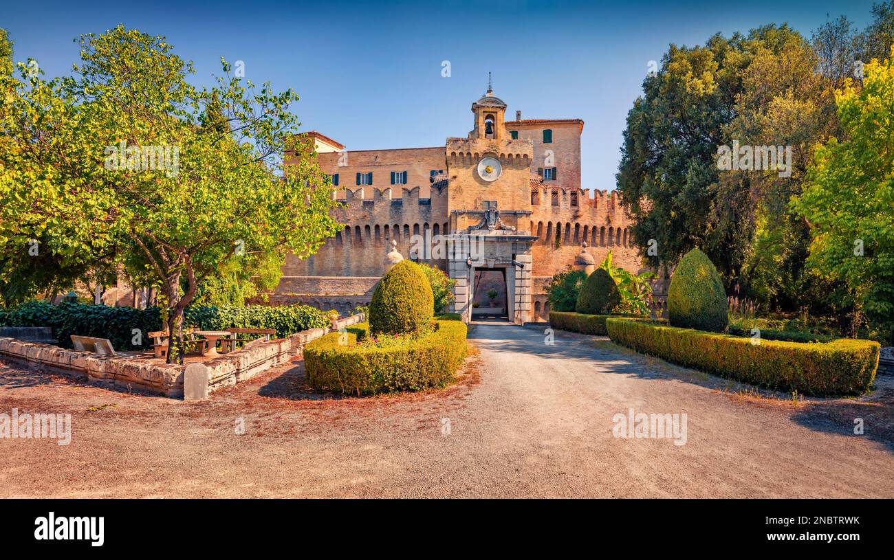Wunderbarer Blick am Morgen auf das Schloss Rocca Priora. Faszinierendes Sommerurban der Stadt Fiumesino, Italien, Europa. Hintergrund des Reisekonzepts. Stockfoto