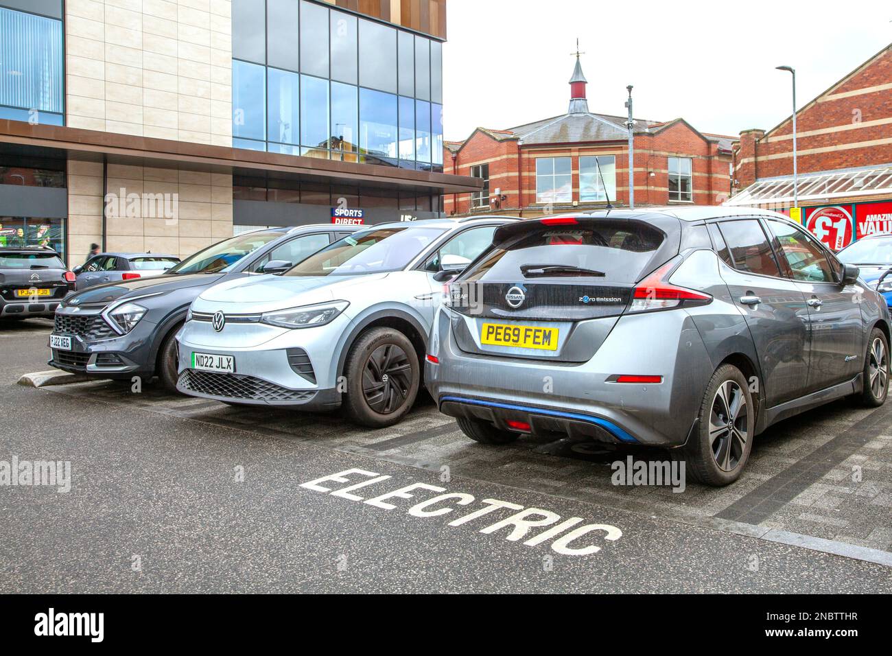 2019 graue NISSAN LEAF Plus Launch Edition. 2022 VW Volkswagen ID4 LIFE SEL TSI 4MOTION DSG, Ladestation für Elektroautos, Flat Iron Shoppers Car Park, Chorley UK Stockfoto