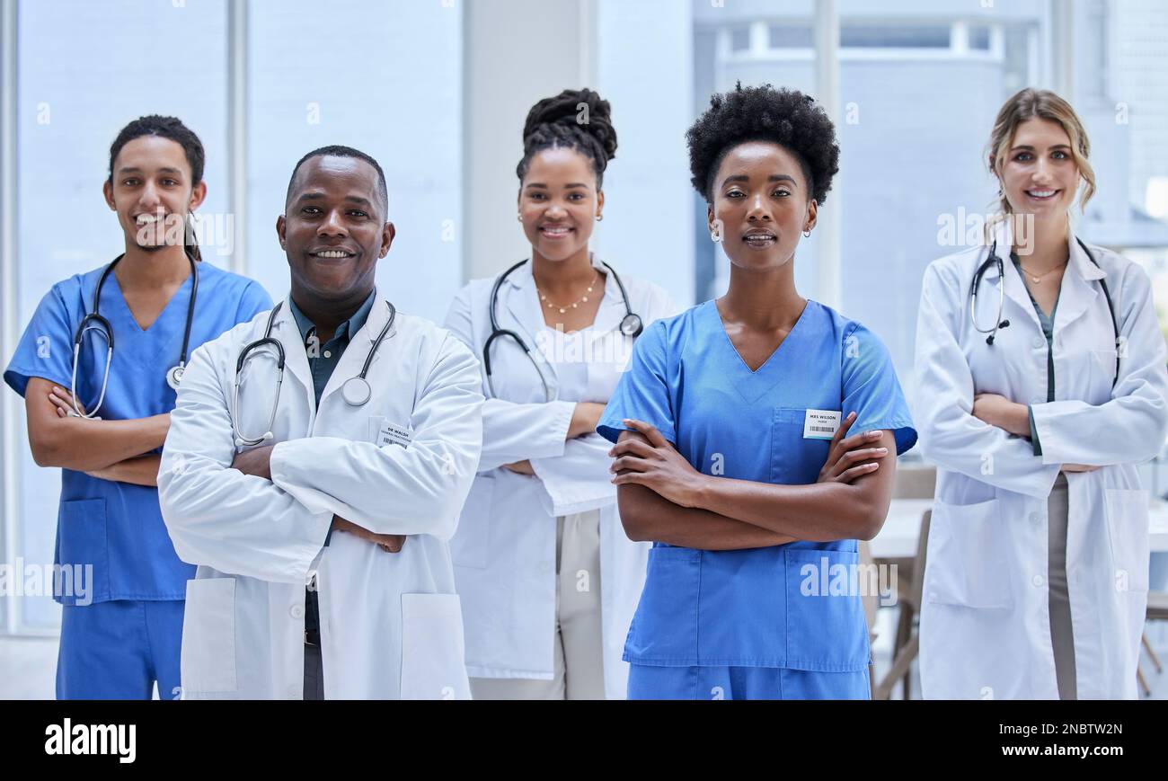 Stolz, Diversität und Ärzte porträtieren im Gesundheitswesen Mission, Krankenhauswerte und Teamarbeit oder Führung. Gruppe von medizinischem Personal, Krankenschwestern oder Stockfoto