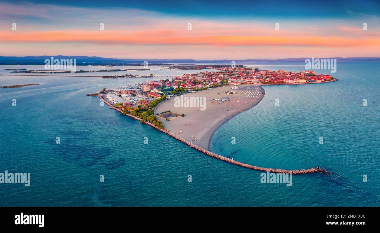 Wunderschöne Sommerlandschaft. Atemberaubender Sommerblick von der fliegenden Drohne auf den öffentlichen Strand von Grado Port, eine kleine Stadt zwischen Venedig und Triest. Ma Stockfoto