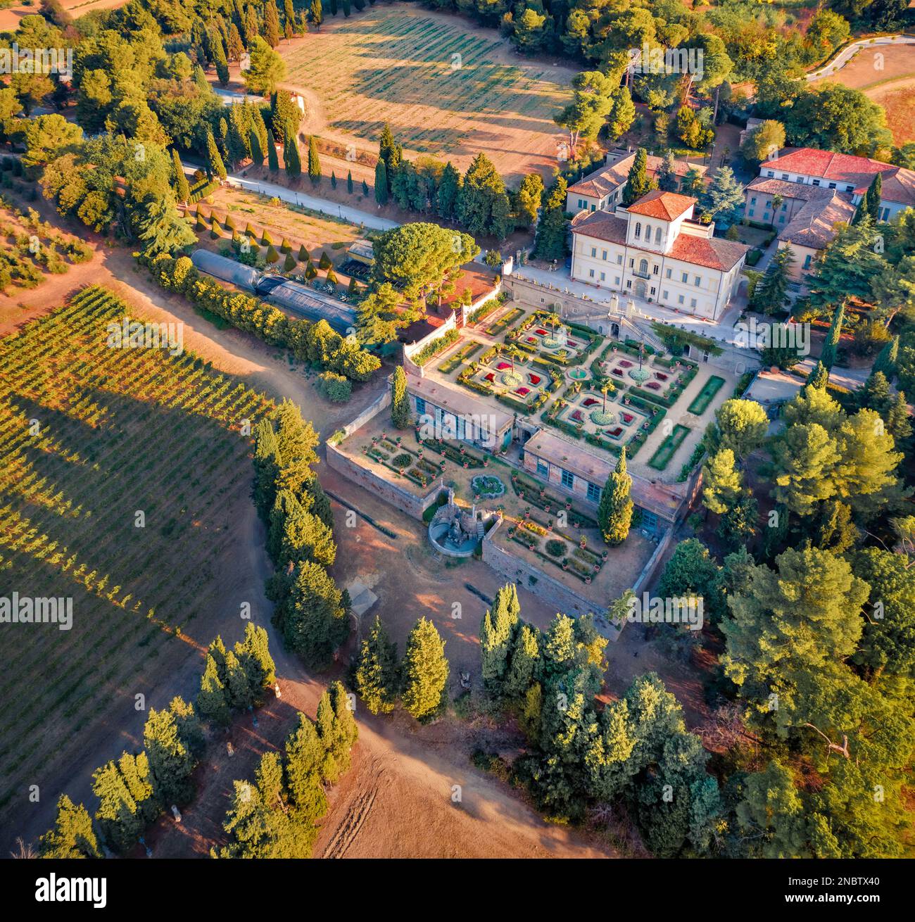 Faszinierender Sommerblick von der fliegenden Drohne der Villa Caprile. Spektakuläre Vormittagsszene der italienischen Landschaft, der Provinz Pesaro und Urbino, Italien, EU Stockfoto