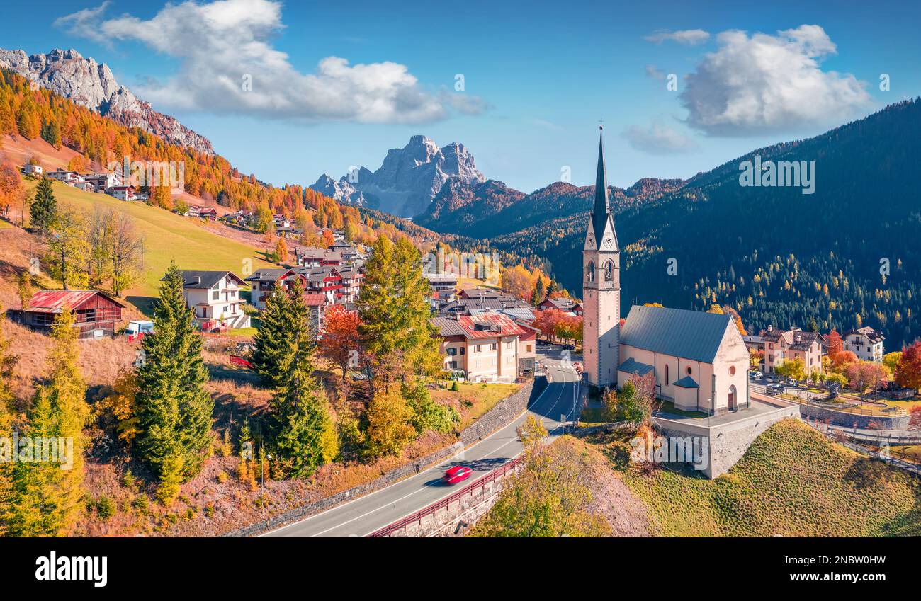 Attractive view from flying drone San Lorenzo Catholic church. Wonderful autumn cityscape of Selva di Cadore village, Province of Belluno, Italy, Euro Stockfoto