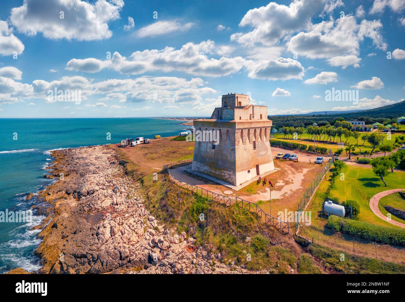 Landschaftsfotografie aus der Luft. Atemberaubender Sommerblick von der fliegenden Drohne des Torre Mileto Turms. Atemberaubende Morgenszene von Apulien, Italien, Europa. Auf Reisen Stockfoto