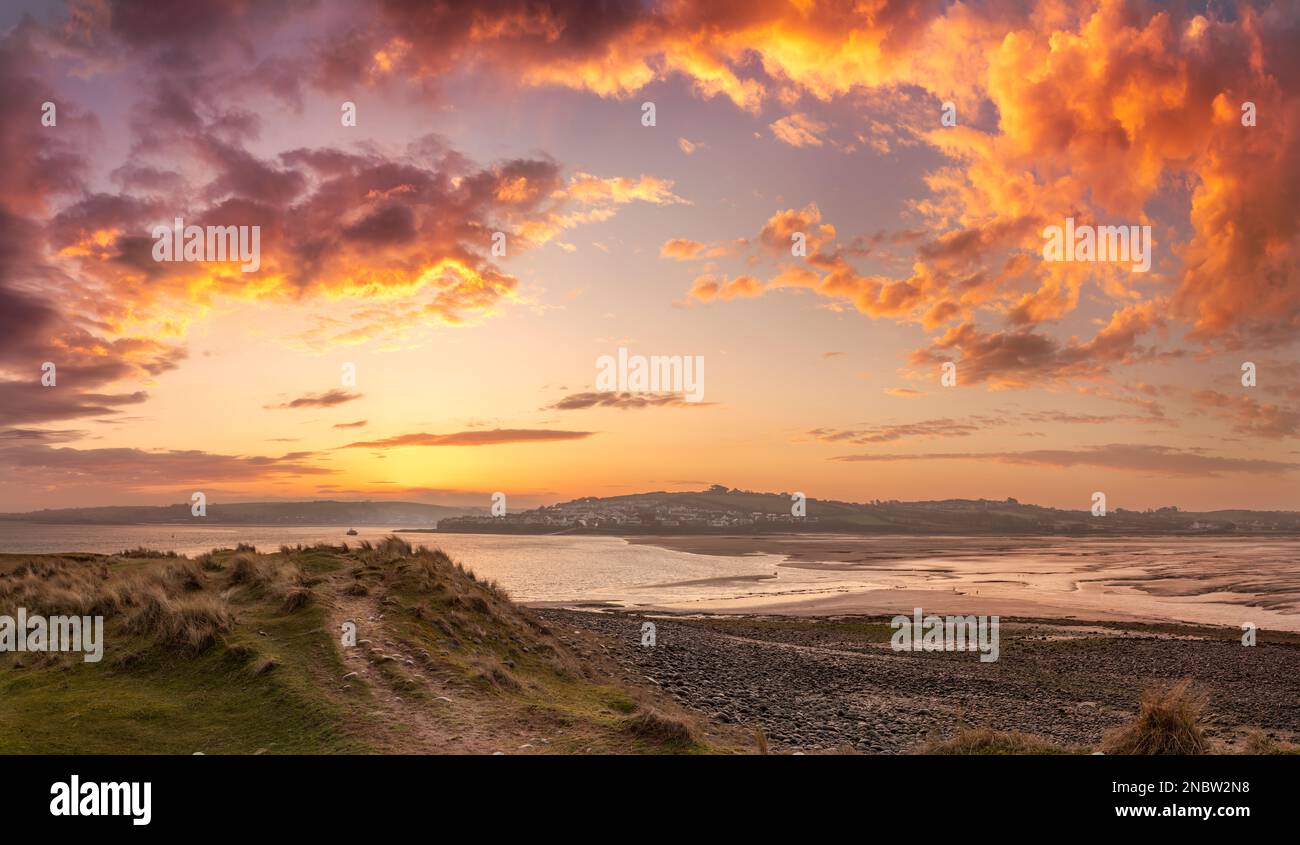 Dienstag, 14. Februar 2023 - Valentinstag Sonnenaufgang über dem Northam Burrows Country Park in der Nähe von Appledore in North Devon, ein Gebiet von herausragender natürlicher Schönheit, zu dieser Jahreszeit sind die Nester Heimat von Tausenden überwinterenden Wildvögeln. Kredit: Terry Mathews/Alamy Live News Stockfoto